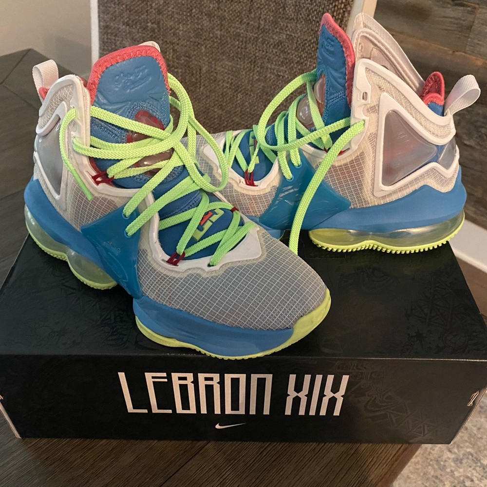 Lebron 19 Youth 5.5